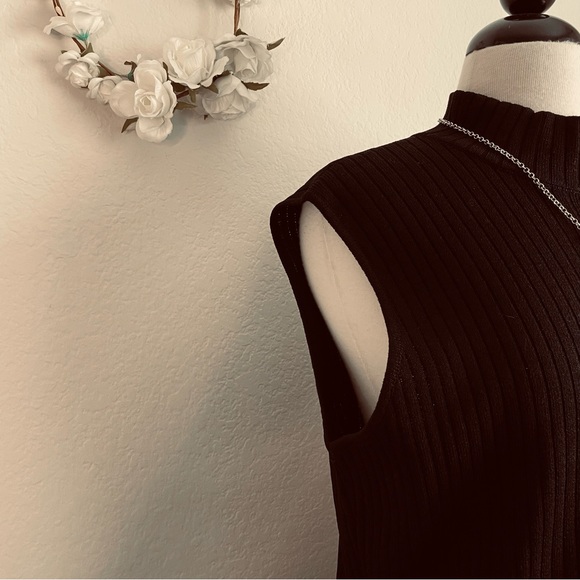 St. John Collection Basics by Marie Gray Mock Neck Knit Sleeveless Blouse - Picture 4 of 11